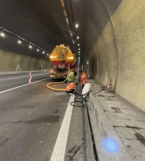 泉港隧道排水渠清淤